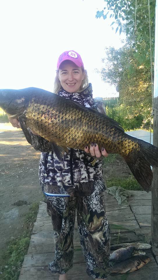Ольга с трофеем - сазан 6кг