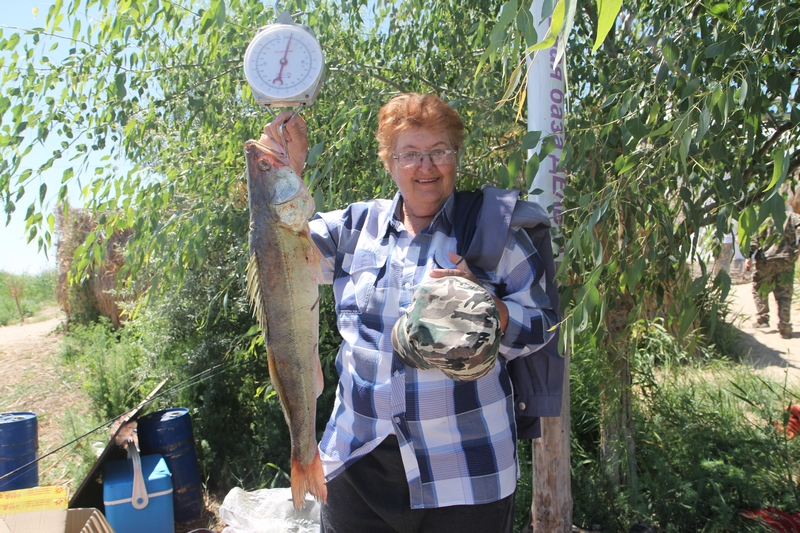 Рыбачка Валентина и трофейный судак